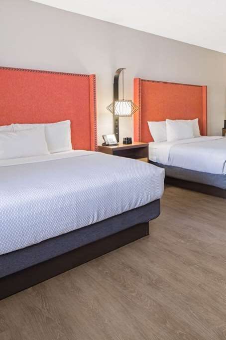 Hotel La Quinta Inn & Suites by Wyndham Orange County Airport photo 2