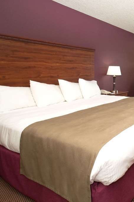 Hotel AmericInn by Wyndham New London photo 1