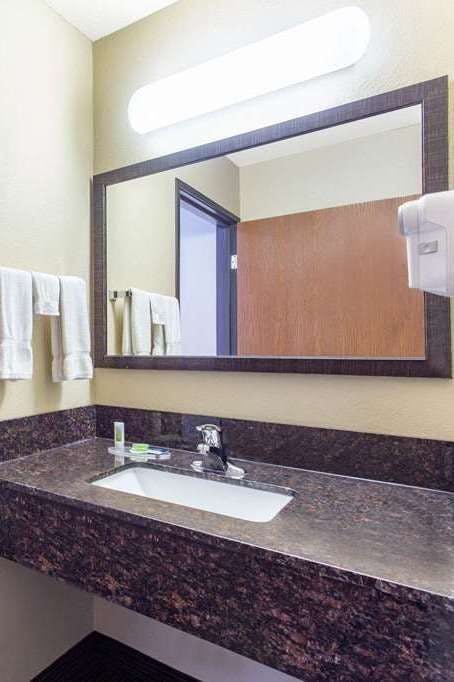 Hotel AmericInn by Wyndham New London photo 4