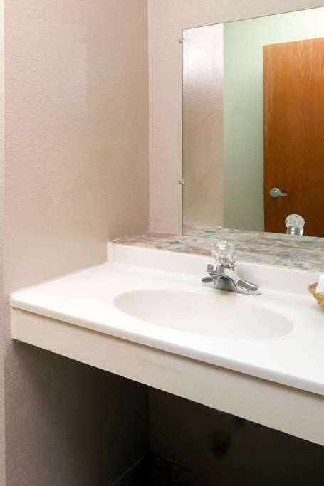 Hotel Super 8 by Wyndham Omaha NE photo 5