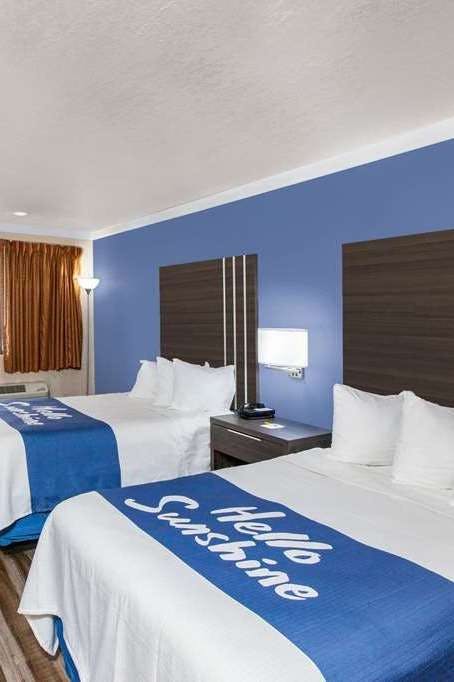 Hotel Days Inn & Suites by Wyndham Braunig Lake photo 2