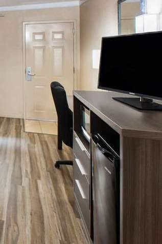 Hotel Days Inn & Suites by Wyndham Braunig Lake photo 3