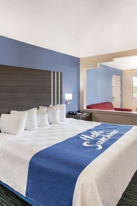 Hotel Days Inn & Suites by Wyndham Braunig Lake photo 1