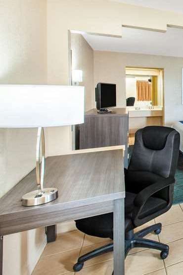 Hotel Days Inn & Suites by Wyndham Braunig Lake photo 4