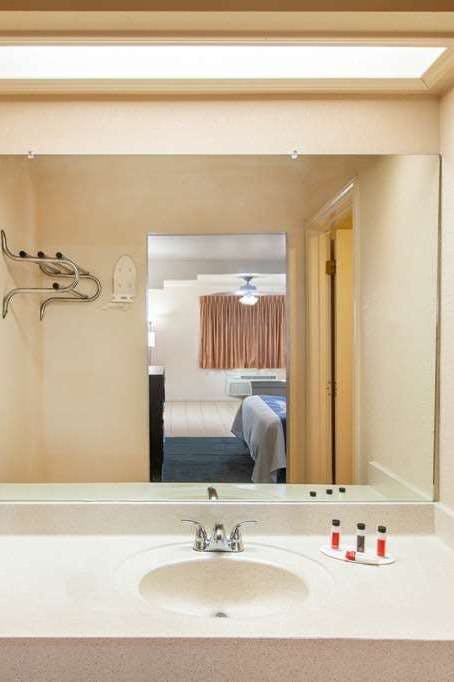 Hotel Days Inn & Suites by Wyndham Braunig Lake photo 5