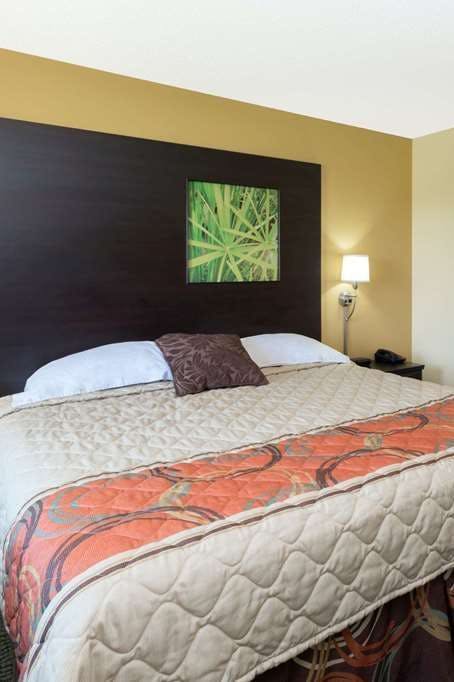 Hotel Super 8 by Wyndham Perry IA photo 1