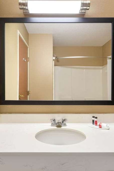 Hotel Super 8 Goshen photo 4