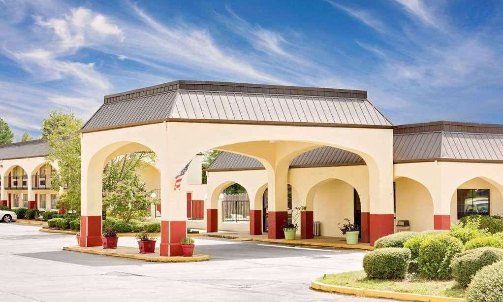 Days Inn & Suites by Wyndham Starkville