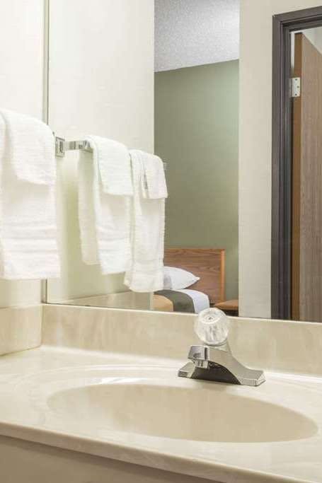 Hotel Super 8 by Wyndham Fond Du Lac photo 4