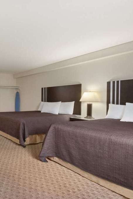 Hotel Travelodge by Wyndham Kamloops Mountview photo 5