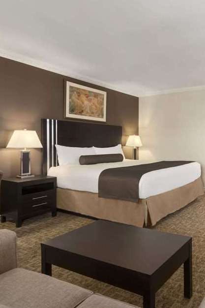 Hotel Travelodge by Wyndham Kamloops Mountview photo 1