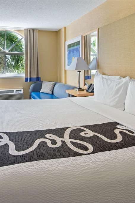 Hotel La Quinta Inn & Suites by Wyndham Sunrise photo 1