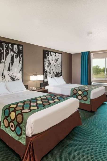 Hotel Super 8 by Wyndham Ionia MI photo 3