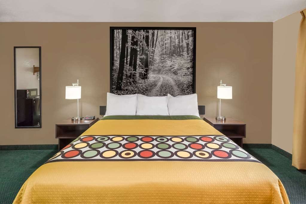 Hotel Super 8 by Wyndham Ionia MI photo 2