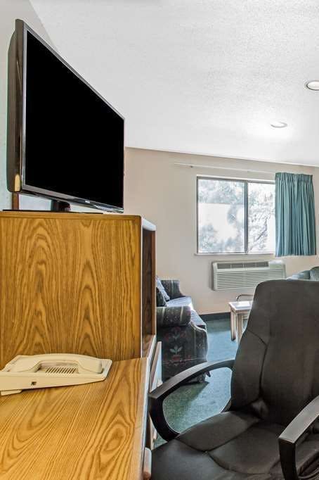 Hotel Super 8 by Wyndham Kamloops On The Hill photo 3