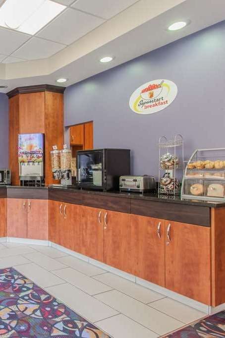 Hotel Super 8 by Wyndham Kamloops On The Hill photo 5