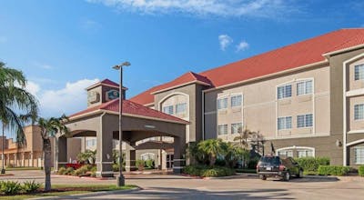 La Quinta Inn & Suites by Wyndham Mercedes Outlet Mall