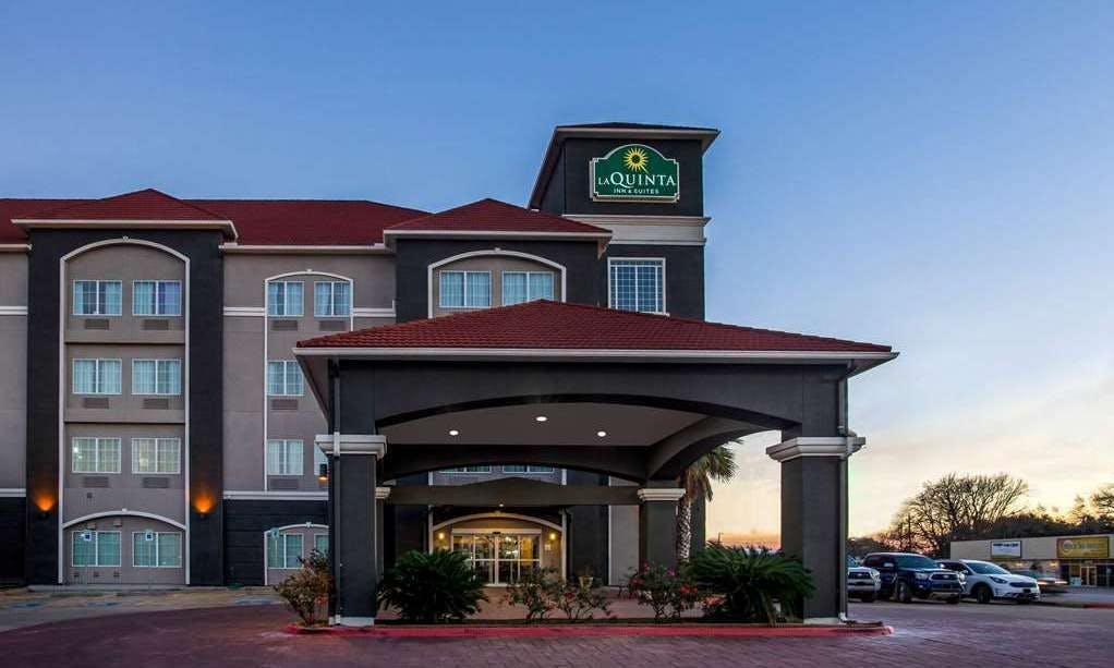 La Quinta Inn & Suites by Wyndham Columbus TX