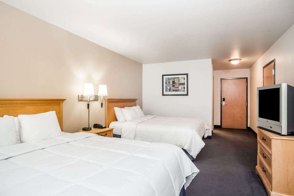 Hotel Baymont Indianapolis Northeast photo 3