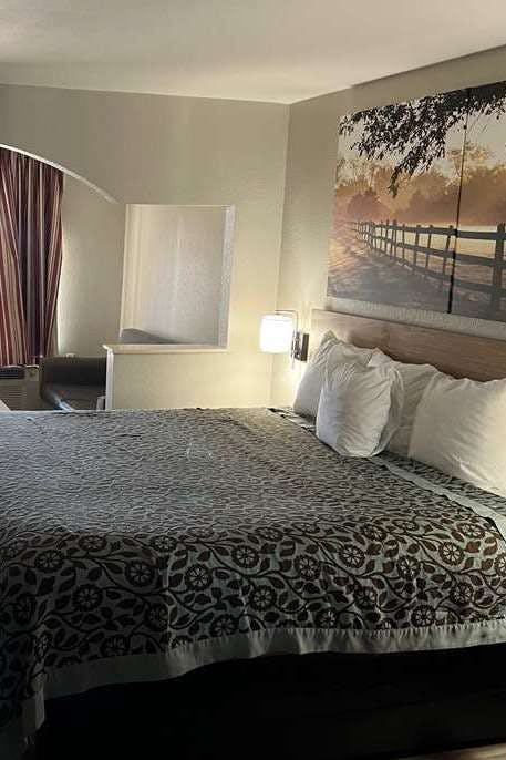 Hotel Days Inn & Suites by Wyndham Opelousas photo 3