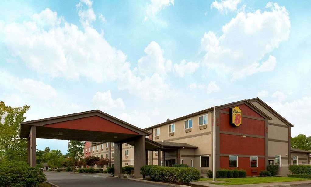 Super 8 by Wyndham Woodburn