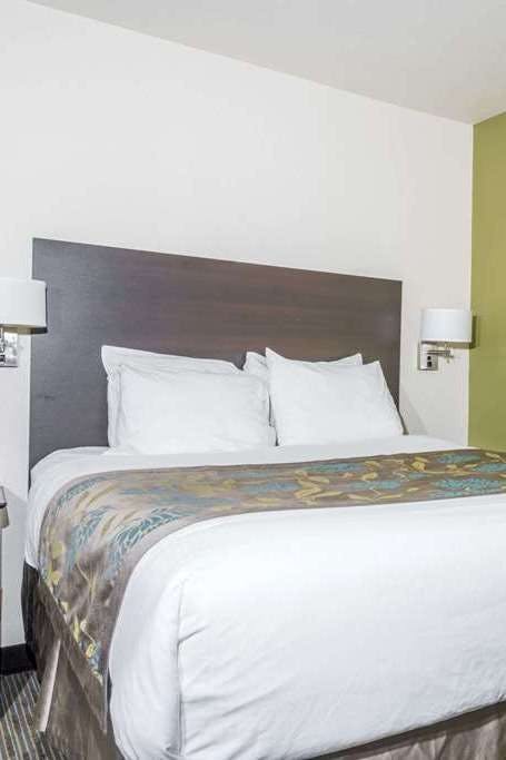 Hotel Baymont by Wyndham Eau Claire WI photo 1