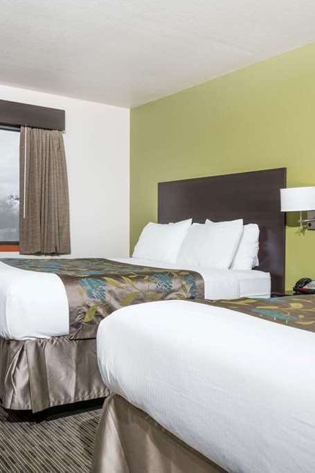 Hotel Baymont by Wyndham Eau Claire WI photo 2