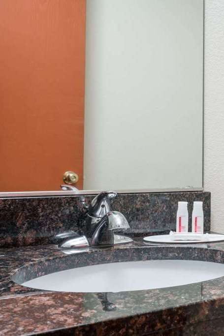 Hotel Baymont by Wyndham Eau Claire WI photo 3