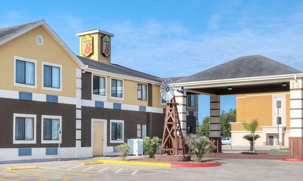 Super 8 by Wyndham Victoria/North/Mall Area