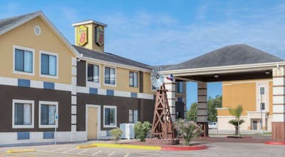 Super 8 by Wyndham Victoria/North/Mall Area