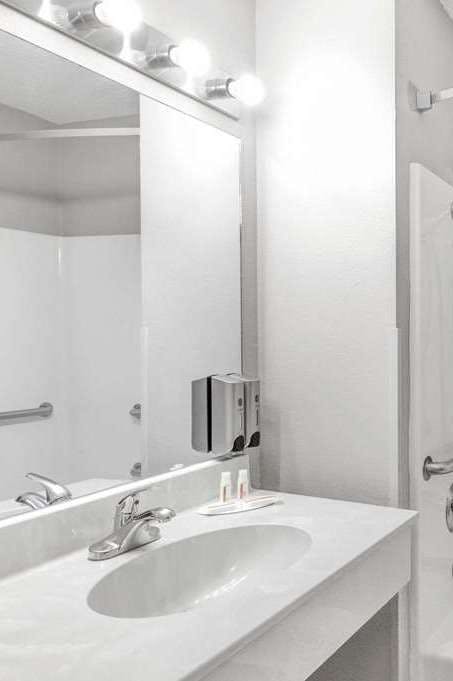 Hotel Super 8 by Wyndham Victoria/North/Mall Area photo 4