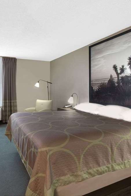 Hotel Super 8 by Wyndham Victoria/North/Mall Area photo 1