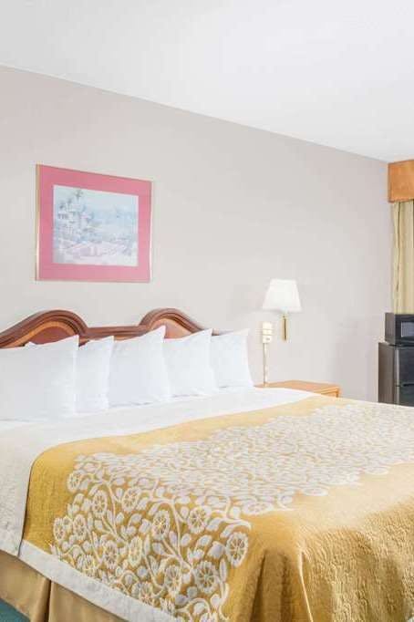 Hotel Days Inn by Wyndham Cambridge photo 1