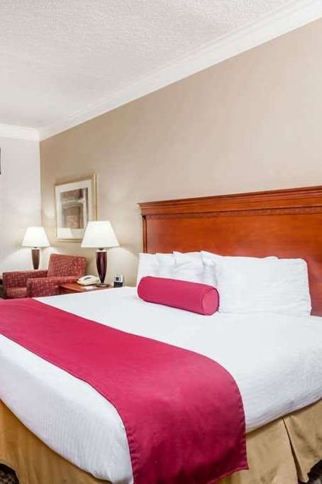 Hotel Baymont by Wyndham Madisonville photo 1