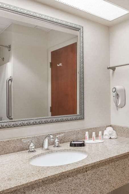 Hotel Baymont by Wyndham Madisonville photo 5