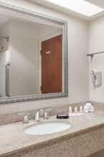 Hotel Baymont Madisonville photo 5