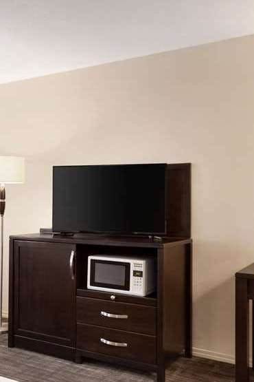 Hotel Days Inn by Wyndham Kelowna photo 3