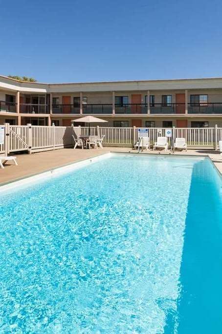 Hotel Days Inn & Suites by Wyndham Kokomo photo 5