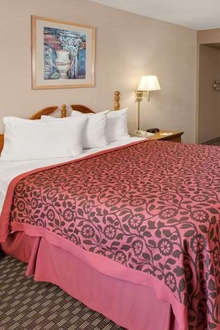 Hotel Days Inn & Suites by Wyndham Kokomo photo 1