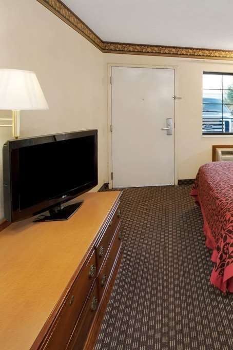 Hotel Days Inn & Suites by Wyndham Kokomo photo 3