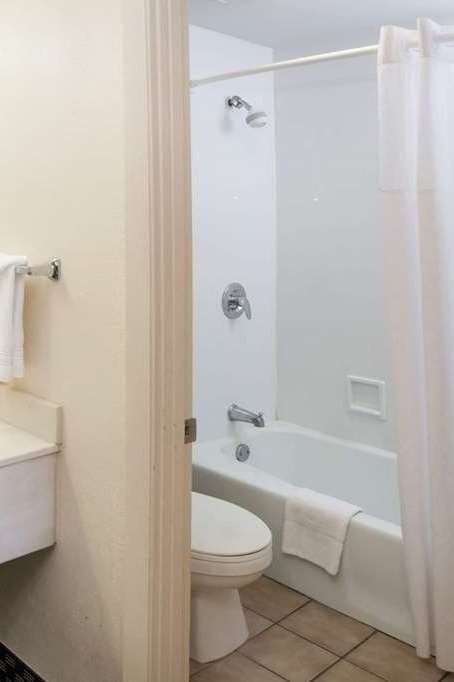 Hotel Days Inn & Suites by Wyndham Kokomo photo 4