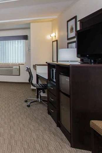 Hotel AmericInn by Wyndham Janesville photo 4