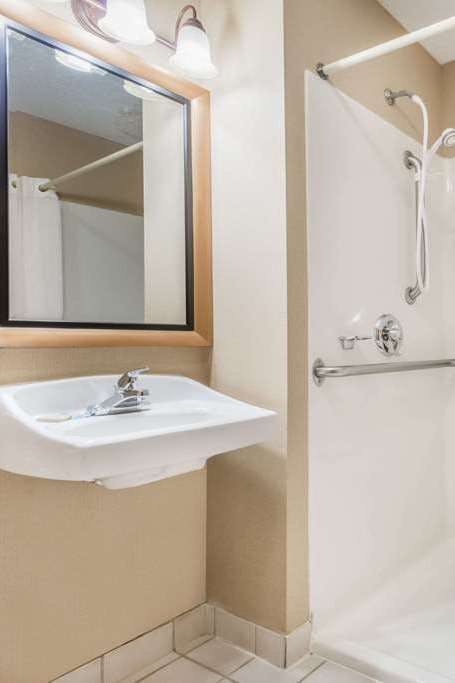 Hotel Super 8 by Wyndham Salina I-70 photo 5