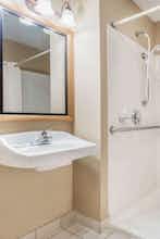 Hotel Super 8 by Wyndham Salina I-70 photo 5