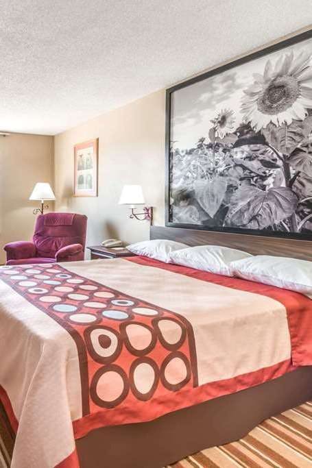 Hotel Super 8 by Wyndham Salina I-70 photo 1