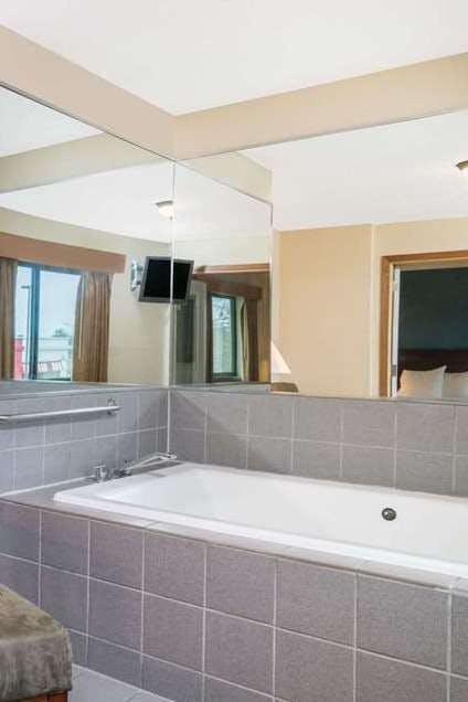 Hotel Days Inn & Suites by Wyndham Baxter Brainerd Area photo 5