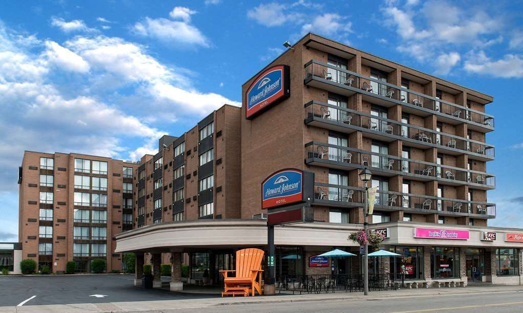 Howard Johnson Plaza by Wyndham by the Falls / Niagara Falls