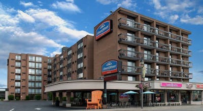 Howard Johnson Plaza by Wyndham by the Falls / Niagara Falls