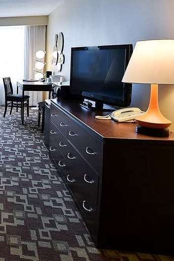 Hotel Howard Johnson Plaza by Wyndham by the Falls / Niagara Falls photo 3