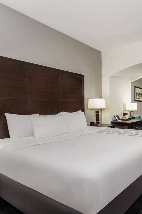 Hotel La Quinta Inn & Suites by Wyndham Columbus - Edinburgh photo 1